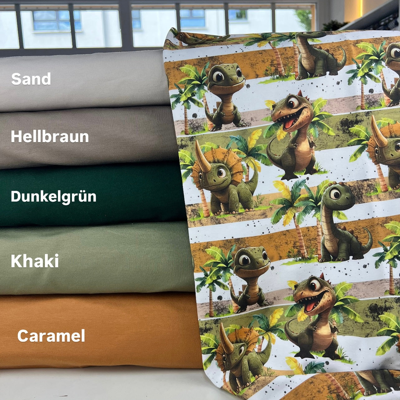 Kinderstoff mit süßen Dinos auf Streifen mit Palmen Kombistoffe