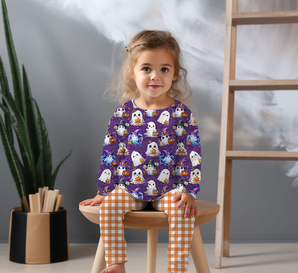 Kinderstoff süße Geister an Halloween auf Lila Meterware als Kinderoutfit