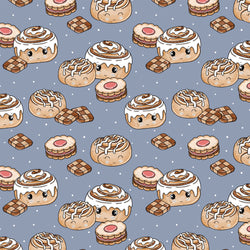 Kinderstoff mit weihnachtlichen Gebäck, wie Zimtschnecken und Plätzchen auf blau von Katzengold Design